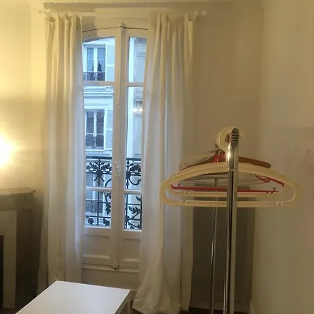 アパート 5 Minutes Champs Elysees Flat パリ